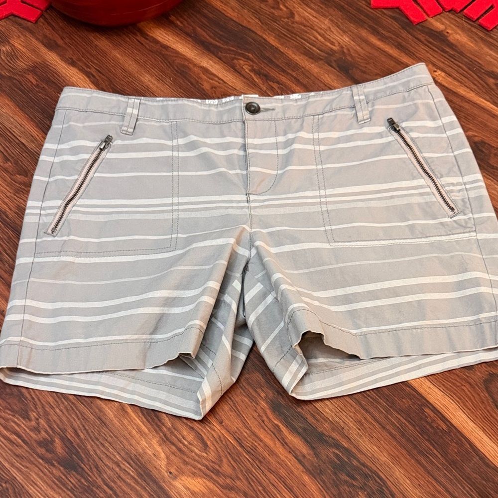 Caslon 10 gray and white striped zip-pocket chino short